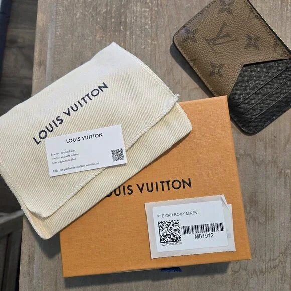 Louis Vuitton Card Holder - Picture 4 of 4